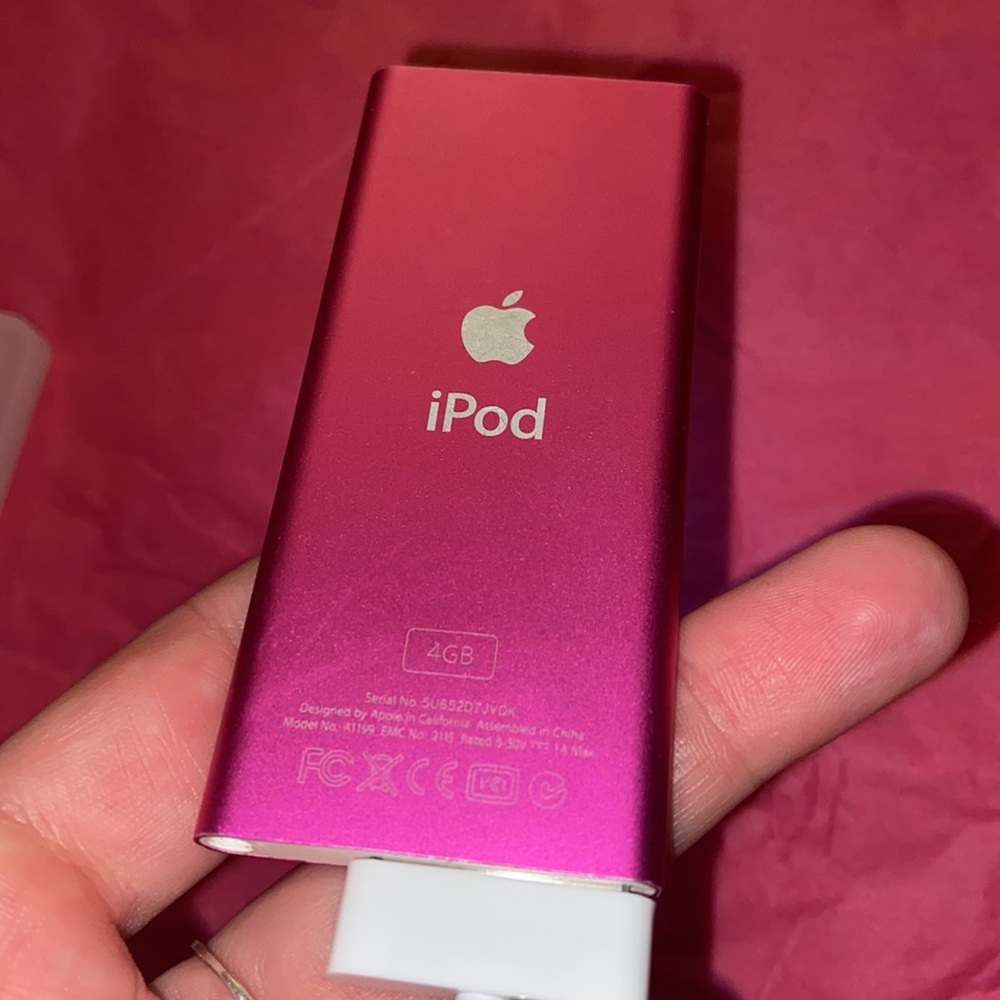 Apple iPod Nano 2nd Genertion 4GB Pink - Picture 3 of 3